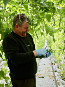 Kuvassa on Christer Lillandt papuhuoneessa.