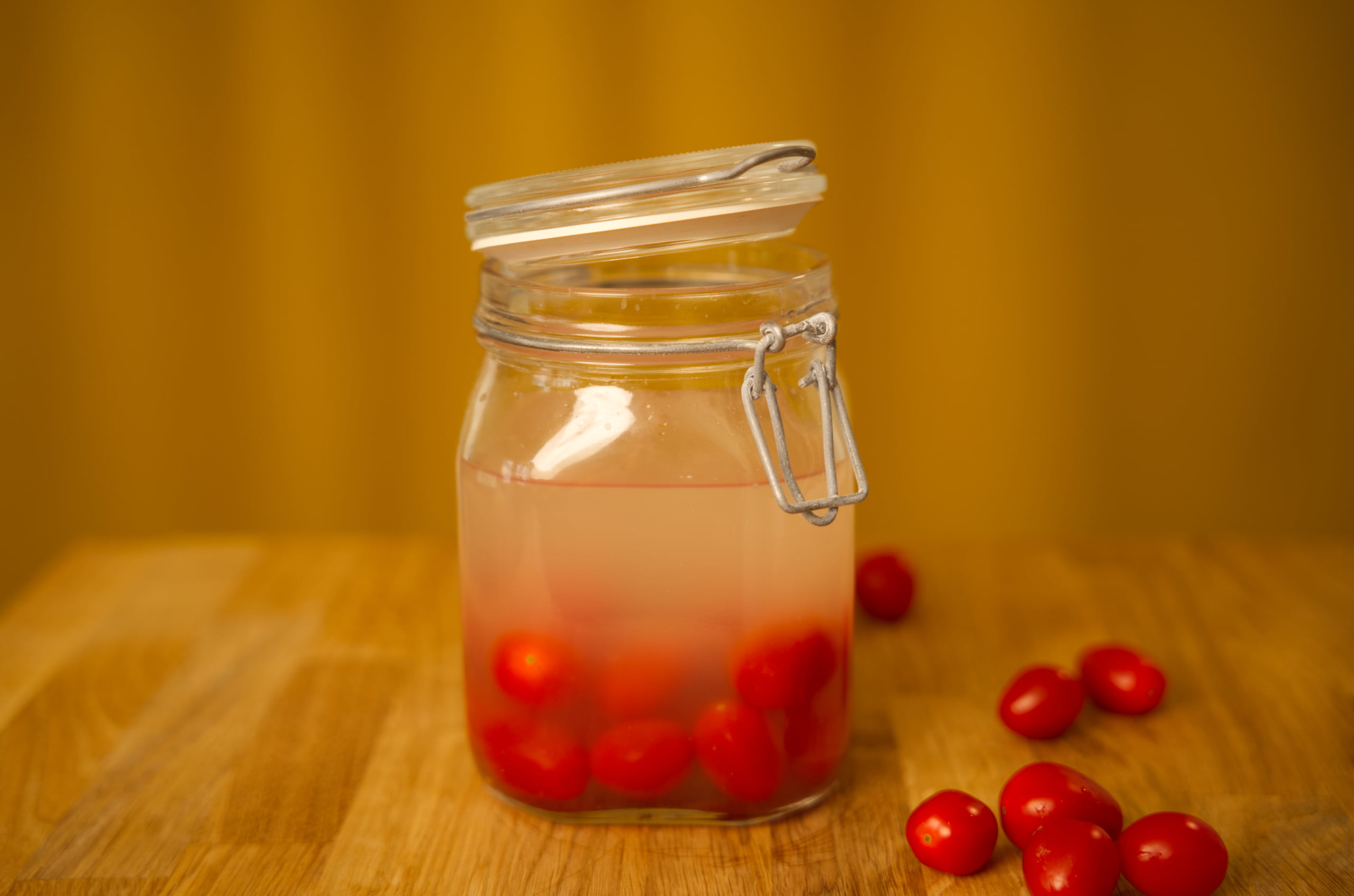 Kuvassa on purkissa fermentoituja tomaatteja.