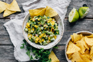 kurkku-mangosalsa_vaaka-scaled