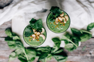 pinaatti-minttu-sitruunamelissa-smoothie-kopio-scaled