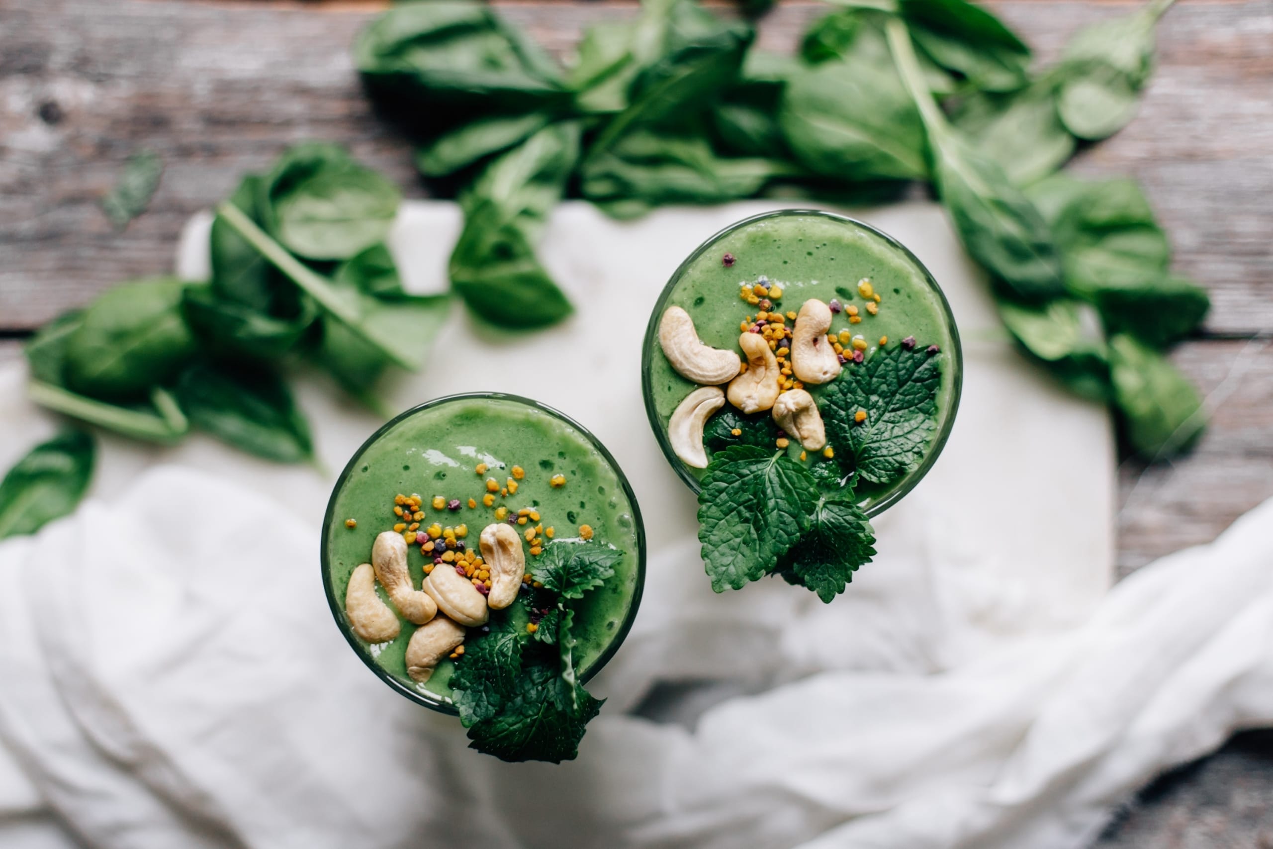 pinaatti-minttu-sitruunamelissa-smoothie-scaled
