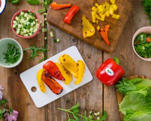 satokausikalenteri_kauppapuutarhaliitto_grillisalaatti_paprika_tomaatti_kurkku-003
