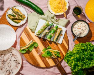 satokausikalenteri_kauppapuutarhaliitto_kesarullat_grillatusta_kurkusta-2