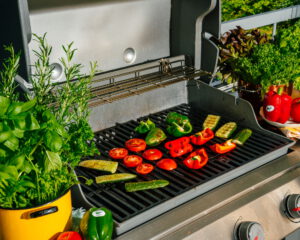 satokausikalenteri_kauppapuutarhaliitto_kesarullat_grillatusta_kurkusta-6