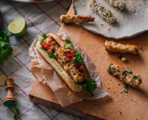 satokausikalenteri_kauppapuutarhaliitto_kurkku_hotdog-002-2
