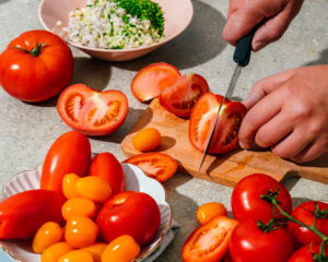 satokausikalenteri_kauppapuutarhaliitto_salaatti_grillatuista_tomaateista-1