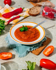 satokausikalenteri_kauppapuutarhaliitto_salaatti_kastike_paahdetuista_paprikoista-2