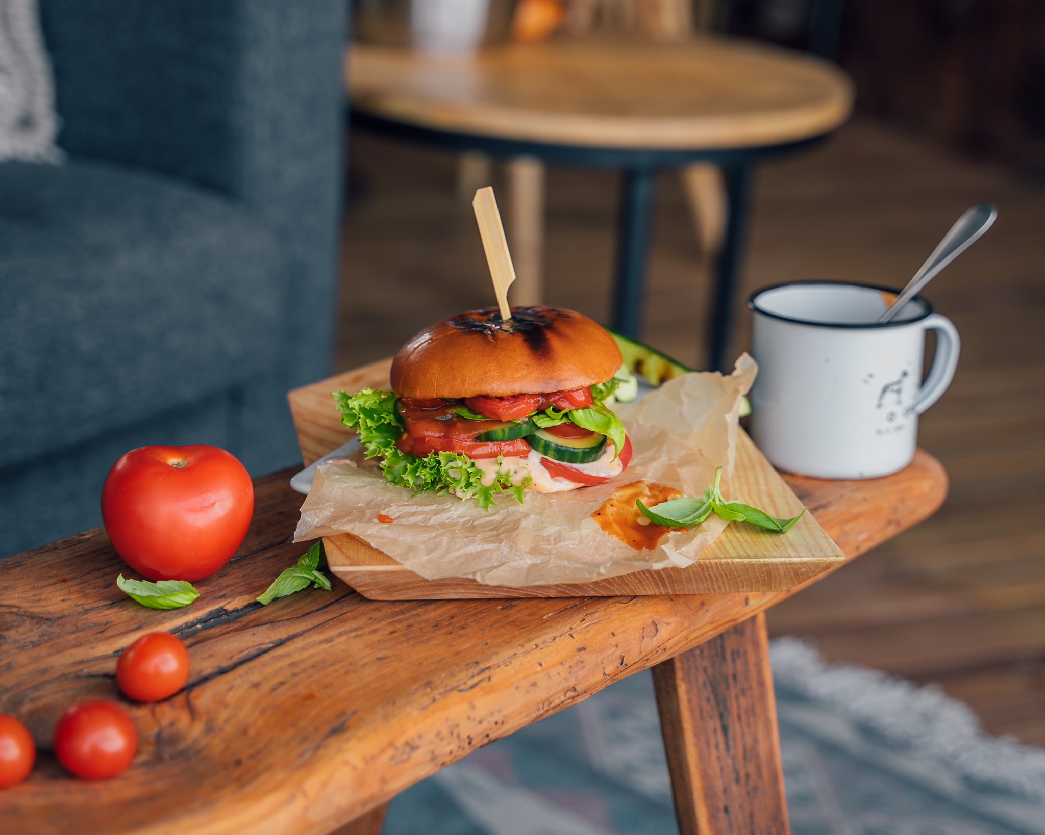 satokausikalenteri_kauppapuutarhaliitto_tomaatti_burger_parveke-006