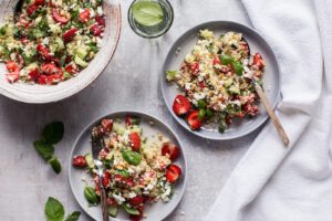mansikka-kvinoasalaatti-3pienempi-suuri