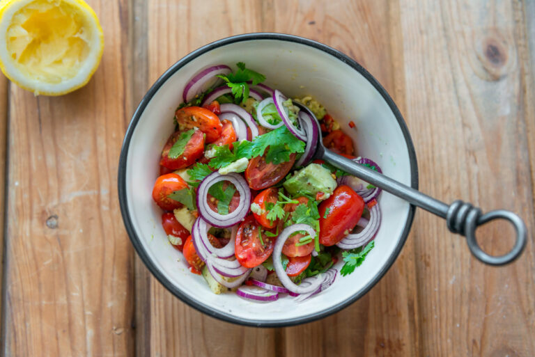 tomaatti-avokadosalaatti_2_d8s0037_010516-edit-scaled
