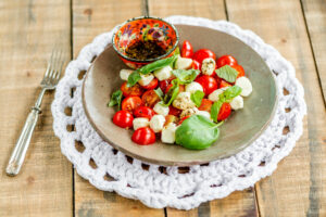 tomaatti-mozzarellasalaatti_3_d4s1555_300416-edit-scaled
