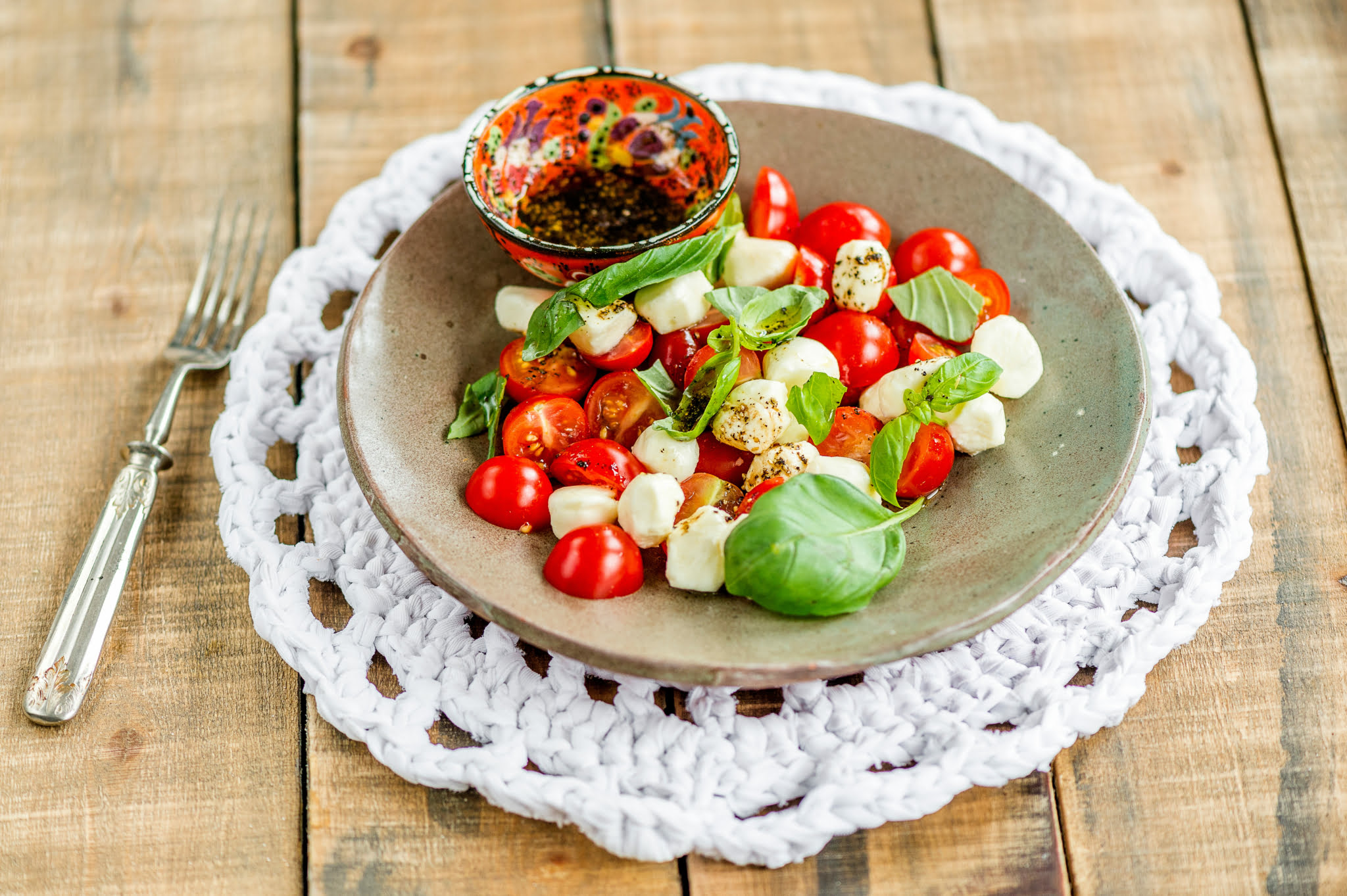 tomaatti-mozzarellasalaatti_3_d4s1555_300416-edit-scaled